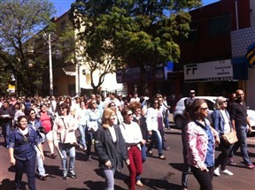 Servidores estaduais em greve saem às ruas de Maringá